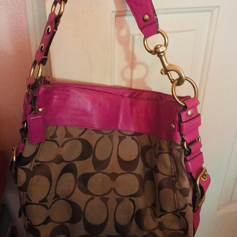 coach purse barely use beautiful pink trimming perfect for spring.